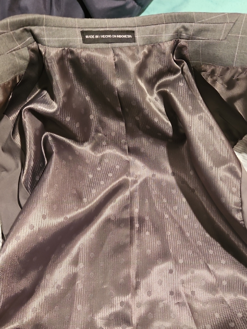 Perry Ellis Gray Two piece Suit. 40 S, 34-30 - Picture 4 of 12